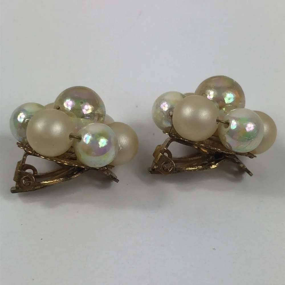Vintage Clip On Earrings Women’s Signed Japan Cluster Faux Pearl Beads Retrp - Picture 8 of 8